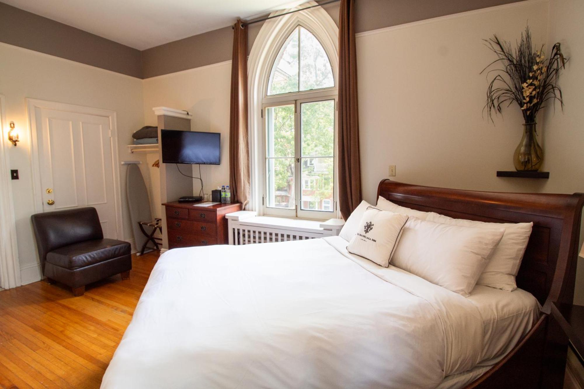 Triple Room - 1 Queen & 1 Single